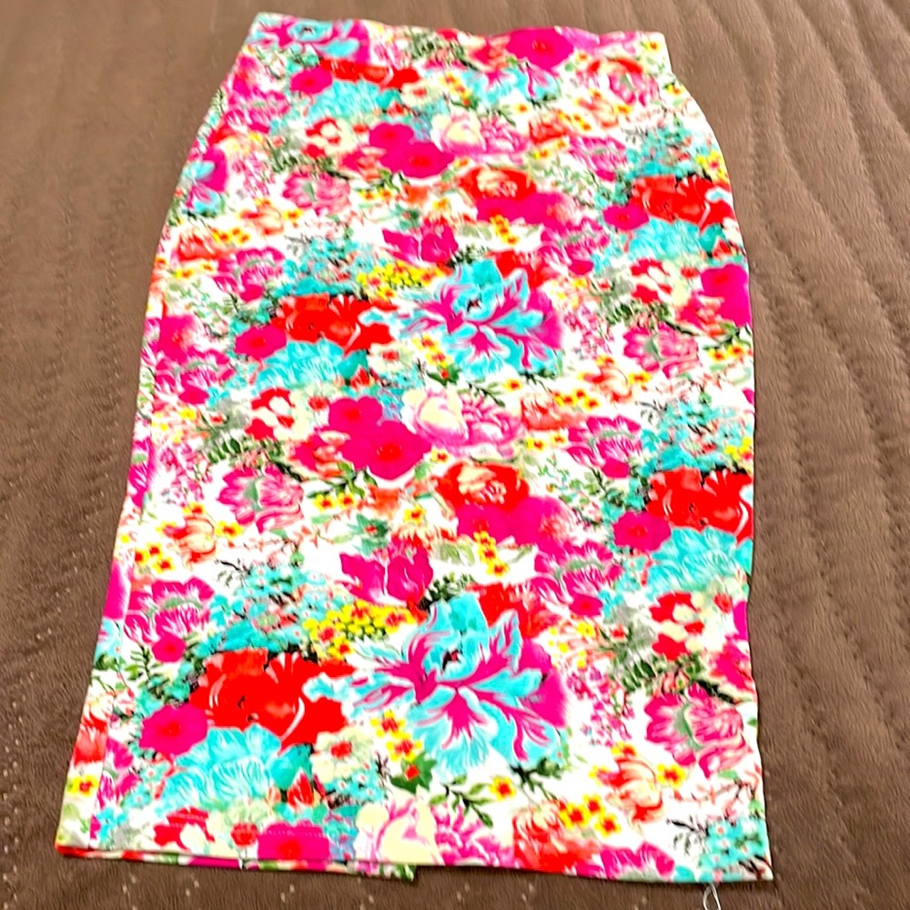 Beautiful Gianni Bini spring floral pencil skirt